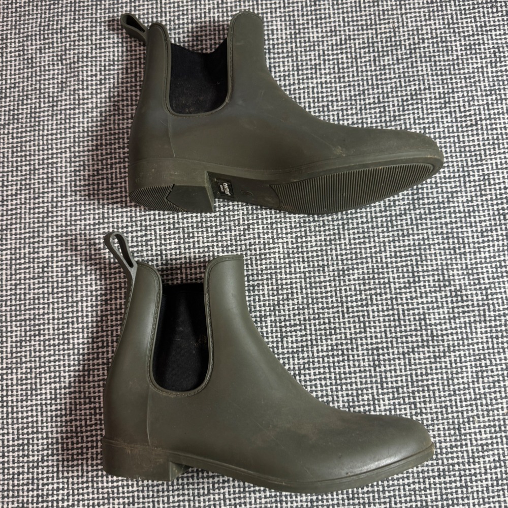 Capelli New York Womens Olive Green Chelsea Rain Boots Size 10 Waterproof Rubber